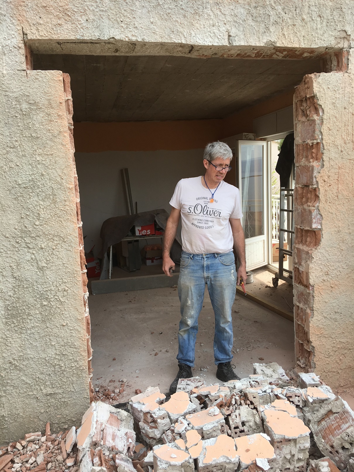 April 2017 ~ der Hausherr prüft das Werk ...