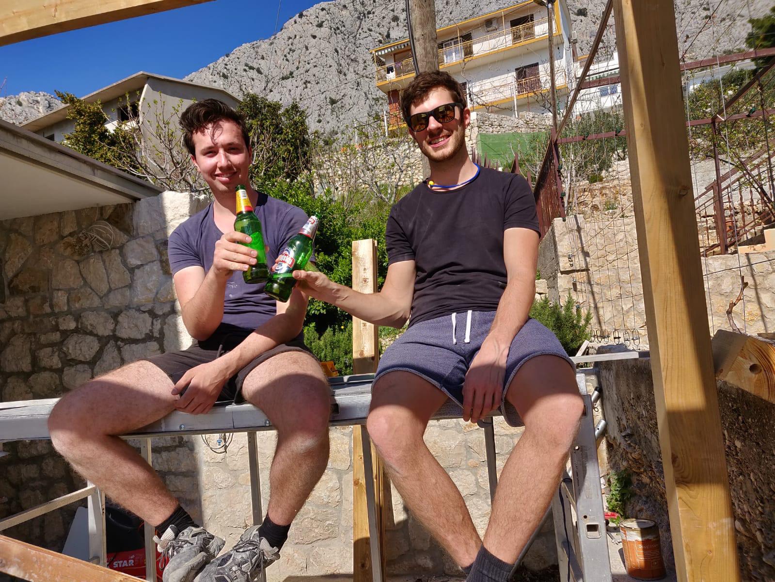 ... und Hendrik und Michael (wieder dabei) stossen an ...