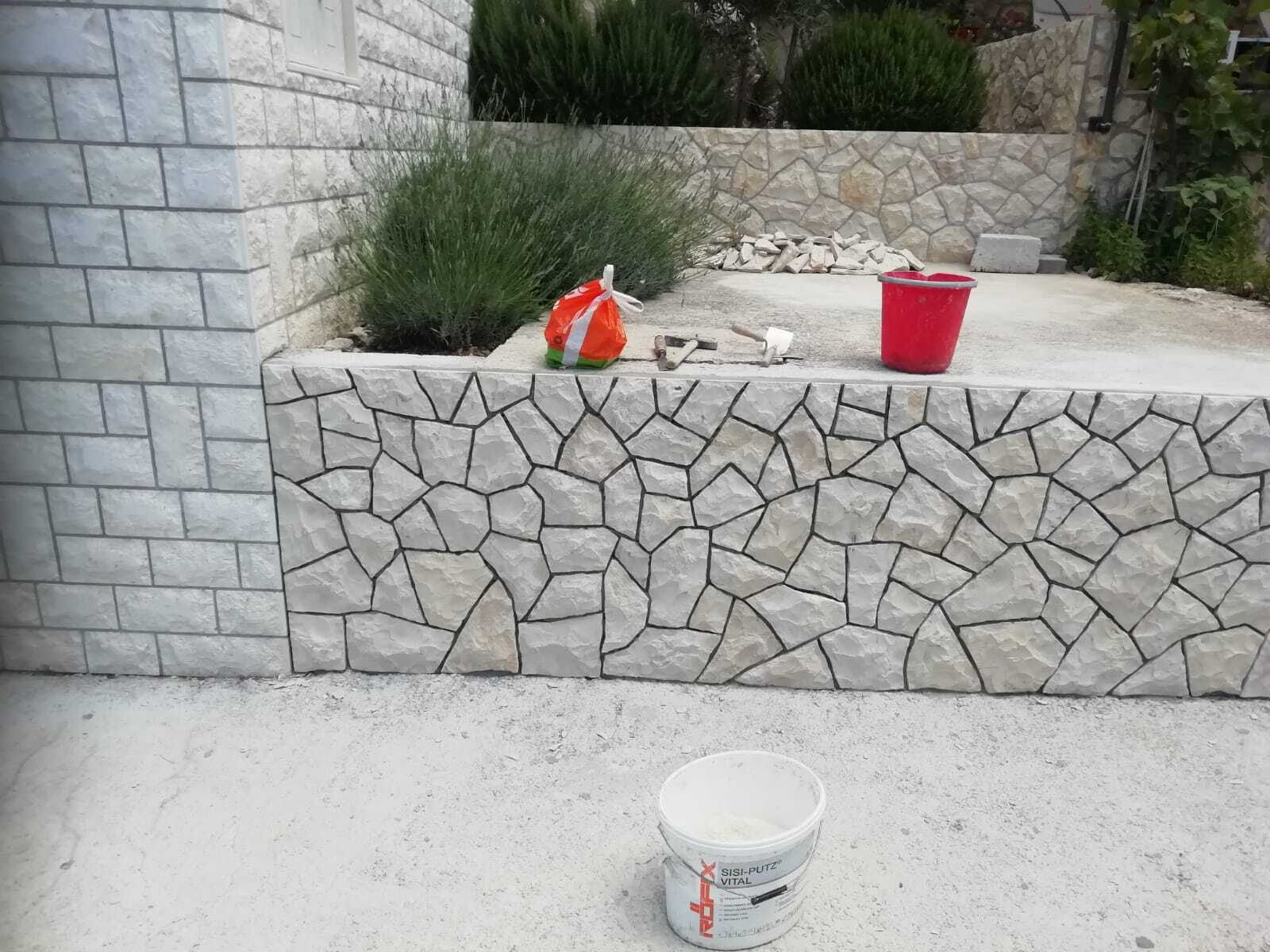 Juni 2021 ~ Garten Ost und die Steinmauern ... Danke an Sveto