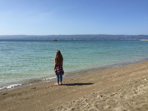 Tochter allein am Strand  