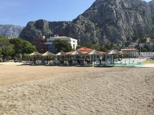 Omis Sandstrand mit Café